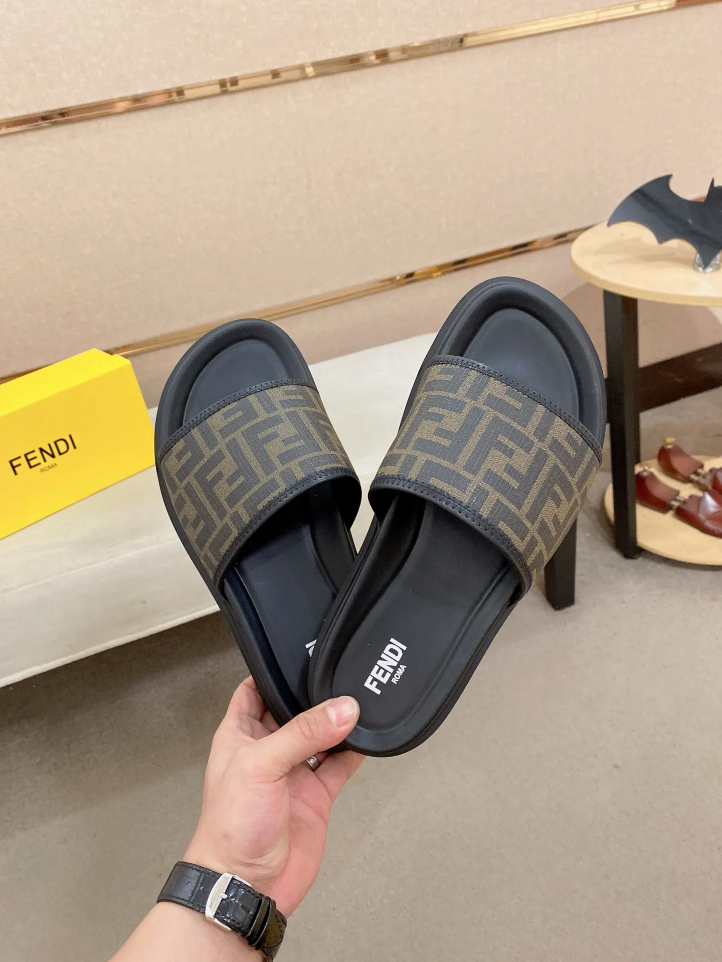 Factory price: 320💰 [Fendi Slippers] High-end brand of men's shoes, official website 1:1 latest masterpiece: original mold customization, the fabric is made of imported original materials, upgraded outsole, lighter and non-slip. The market's top quality, simple yet tasteful, a must-have for fashionistas, fashionable at your feet, full of confidence, the same style at the counter 👍The season of summer slippers is here. Code: 38-44 (45 is custom-made and cannot be returned or exchanged)